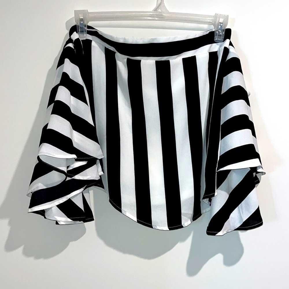🌸 Venus black white striped top. Size small.